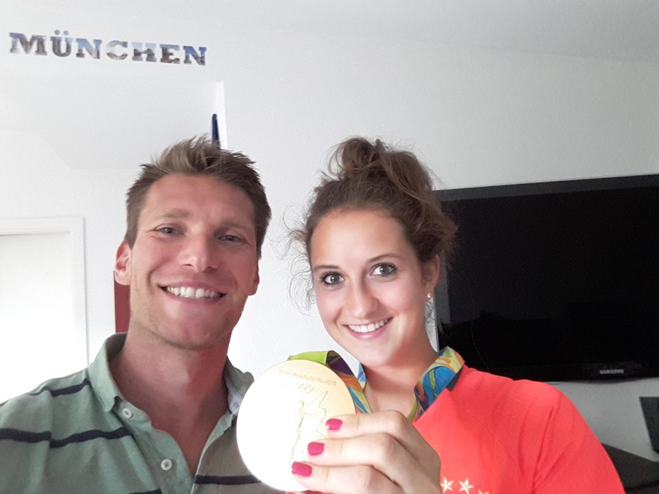 Olympiasiegerin Sara Däbritz mit dem Fußballexperten Norman im Büro von Monaco Sports