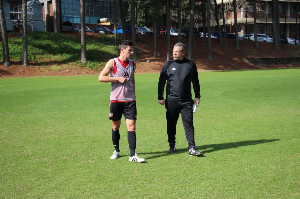 Maxi mit seinem persönlichen Trainer während dem Fußballstipendium